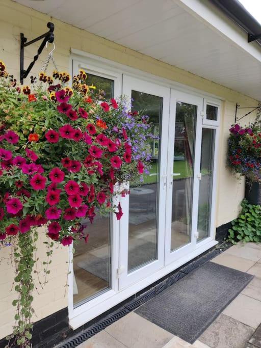 Villa The Nook Located In A Beautiful Garden Setting With Parking Stratford-upon-Avon Exterior foto